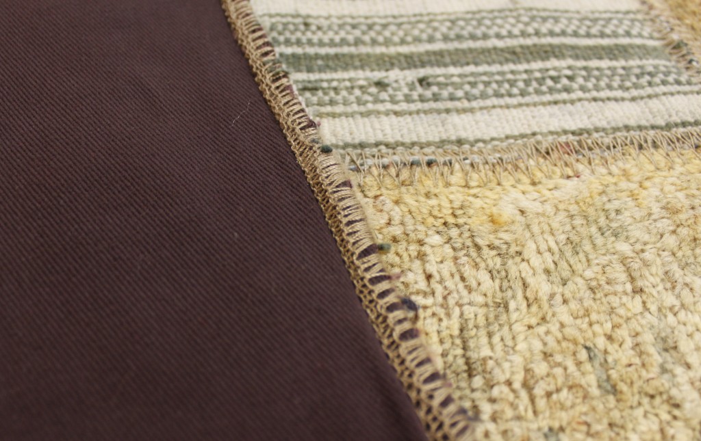 Patchwork Teppich mit reißfesten Nähten und Bodenbesatz aus Baumwolle. Teppichrand ordentlich versäubert.